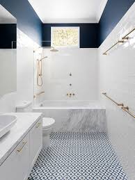 Desain kamar mandi kecil kloset jongkok ini memang kelihatan sederhana, tapi bukan berarti nggak nyaman. 20 Desain Kamar Mandi Minimalis Sederhana Dan Elegan 2020