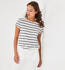 Un imprimé rayé avec une inscription texte sur la poitrine. Dynamique Folie Un Pantalon Tee Shirt Raye Femme Mulhouse Guide Fr