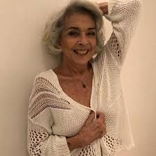 Henrique nasceu em 2012, mas somente em 2014 o jogador o reconheceu publicamente, declarando por nota em seu site oficial 6 que é o pai da criança. Betty Faria Muda O Visual E Assume Os Cabelos Brancos 24 02 2018 Uol Tv E Famosos