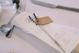 Suggerimento dal tocco rustico con un semplice bigliettino. Segnaposti Nuove Tendenze 2022 Accademia Del Wedding