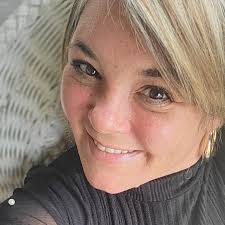 VALENTINE ROBOTS 🤖❤️ What an adorable idea for class parties...and  healthier than candy too! Found here --> http://bit.ly/1S85kNa .