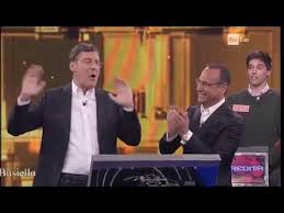 Fabrizio frizzi, michele guardì ricorda il dietro le quinte de i fabrizio frizzi, il selfie di carlotta mantovan. Fabrizio Frizzi Torna All Eredita L Eredita Del 15 12 2017 Youtube