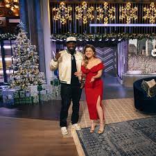 The Kelly Clarkson Show | Lots going on In Da Club today 😉 Don't miss  @50cent and a performance from @sukiwaterhouse PLUS @kayangrum and the Star  Choir, and more... | Instagram
