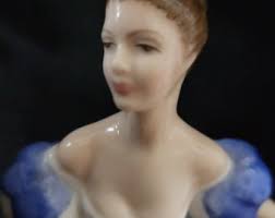 Vintage Royal Doulton Laura HN 2960 Pretty Lady Figurine
