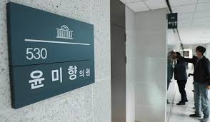 이 부장판사는 정의기억연대(정의연) 후원금을 유용한 혐의 등으로 기소된 윤미향 의원 사건을 담당하고 있었다. ìœ¤ë¯¸í–¥ ì˜ì›ì‹ ë¶„ìœ¼ë¡œ êµ­íšŒ ì²« ì¶œê·¼ ì˜í˜¹ ì ê·¹ ë°©ì–´ ì‹œì‚¬ìœ„í¬
