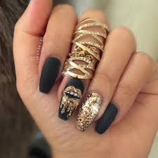 Proteztirnak Takma Tirnak Modelleri Sehrinrehberi Guzellikfirsatlari Indirim Firsat Guzellik Guzell Gold Nail Designs Black Gold Nails Glitter Gel Nails