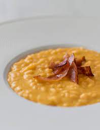 Il risotto è la specialità di mia nonna ,l'ho già mangiato con la zucca e la salciccia, glielo farò provare seguendo la tua ricetta alla lettera.saluti francesca. Risotto Alla Zucca Scamorza E Speck Croccante Valentina Bakery
