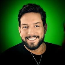 Robert Keniston's Instagram, Twitter & Facebook