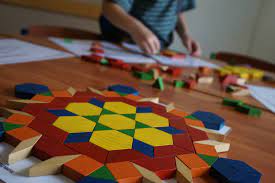 In questo articolo vediamo quali sono i giochi utili a stimolare lo sviluppo del bambino in casa e quali prediligere per formare la mente del bambino. Giochi Da Fare In Casa Con I Bambini Organizzati Per Eta Sitly Blog