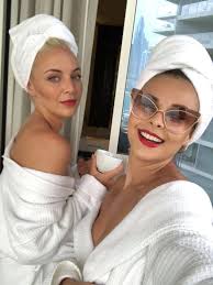„minulej rok jsem tu seděla s ruminkou v bříšku, teď tu sedím znovu a už je z ní skvělá. 27 4 2018 Dubai Black White Duo Monika Bagarova Oficialni Stranka Facebook