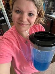 Low calorie fizzy drink with sparkling water mix