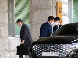 Jun 16, 2021 · 최재형 감사원장의 대권 출마 결단설이 증폭되는 가운데, 최재형 원장이 고교 시절 업어 등교시키며 함께 서울대에 진학해 사법시험에 합격한 죽마고우 강명훈 변호사가 최 원장의 대선 출마를 지원하는 모임을 만들어 활동중이라는 보도가 16일 나왔다. ìµœìž¬í˜• ì‚¬í‡´ ìž„ë°• ê´€ì¸¡ ì£½ë§ˆê³ ìš° ì´ì œ ê²°ë‹¨ë§Œ ë‚¨ì•˜ë‹¤ ì—°í•©ë‰´ìŠ¤