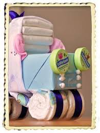 Die oberseite meiner windeltorte wurde mit sieben windeln auf die gleiche weise wie die basis hergestellt. Windelauto Anleitung Basteln Baby Deko Basteln Windeltorte Junge Windelauto