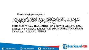 Cara mengafani jenazah yaitu dengan meletakkan kain kafan di tempat yang bersih, kemudian letakkan jenazah di atas kain 4. Doa Jenazah Perempuan Lengkap
