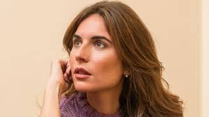 El vestido de Lourdes Montes con fruncidos en mangas y maxi cuello que no  es apto para todas