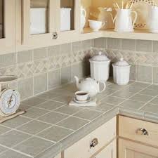 Der graue grundton ist mit grob strukturierten tupfern übersehen, wodurch der arbeitsplatte eine realistische steinoptik verliehen wird. Graue Fliesen Auf Dem Backsplash Und Arbeitsplatten Mit Beige Mortel Geflieste Kuchenarbeitsplatten Fliesen Kuche Arbeitsplatte Kuche