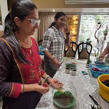 On women's day we hosted a fullhouse of amazing women in a kokedama and  terrarium workshop! One such beautiful woman @pritiurmish who is a teacher  that has dedicated her life to transforming