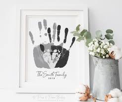 Auch mit den kleinsten könnt ihr süße vatertagsgeschenke basteln. Personalized Family Portrait Handprint Footprint Family Art Gift For New Dad First Fath Handabdruck Kunst Geschenke Fur Frisch Gebackene Vater Kinderkunst