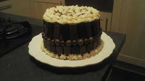 Gateau Roule Vertical Avec Decor Crepes Dentelle Et Malteser Gateau Roule Patisserie Gateau