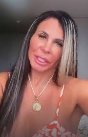 Na película, sua irmã descobre que tem uma doença terminal e pede para sua irmã, suzy, cuidar de seus filhos. Tudo Novo E Bonito De Novo Diz Gretchen Apos Nova Harmonizacao Facial