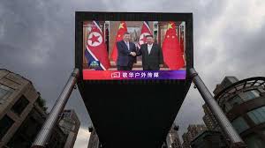 Presidente da China promete apoio inabalável a líder da Coreia do Norte em rara visita a Pyongyang