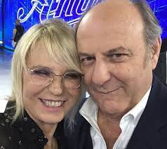 Gerry scotti a casa passa il tempo in cucina. Sapete Che Gerry Scotti Ha Una Ex Moglie Ecco Chi E E Cosa Fa