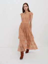 I motivi floreali, le stampe geometriche o i luminosi damascati sono il fiore all'occhiello delle collezioni moda uomo più attuali e dimostrano che lo sposo del 2021 non ha di certo. Abiti Motivi Primavera Estate 2021 Collezione Foto E Prezzi
