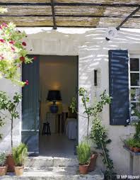 Ines De La Fressange La Parisienne En Provence Elle Decoration Maison De Vacances Maison En Provence Facade Maison
