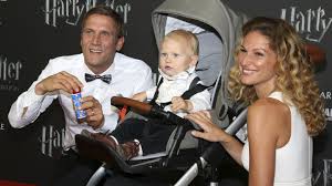 August 1990 auf sylt) ist eine deutsche surferin. Peer Kusmagk Und Janni Honscheid Fordern Betreuungsgeld Fur Eltern Stern De