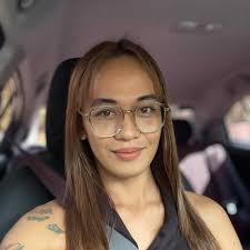 iPhone 16 de toutes les couleurs à la fois ! 🥳😍 1. Ultramarine 👍 2.  Sarcelle 💙 3. Rose 💖 4. Blanc 🤍 5. Noir 🖤 Quelle couleur  choisissez-vous ? 🤔