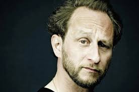 C'est arrivé près de chez vous. Benoit Poelvoorde And Virginie Efira For Famille A Louer Cineuropa