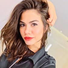 Demet özdemir, üç çocuklu bir ailenin en küçüğü olarak 26 şubat 1992 tarihinde kocaeli'nde dünyaya geldi. Demet Ozdemir About Facebook