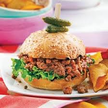 Mordre A Pleines Dents Dans Un Sandwich Au Bœuf Hache Bien Assaisonne Quel Bonheur Accompagnez Les De Croustilles Pour Votre Proc Food Food And Drink Recipes