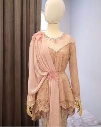 5 inspirasi gaun bridesmaid wanita bertubuh gemuk dream co id. Kebaya Penghasil Siluet Muslimah Fashion Outfits Muslim Fashion Dress Dress Brokat Modern