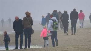 00.52 op een geïmproviseerd vlot, gemaakt van lege grote biscuitblikken beweegt een jongen zich met eveneens geïmproviseerde peddels over een stadswater. Zeldzaam Weer In Nederland 12 Graden Aan De Kust 25 Graden Landinwaarts Nos