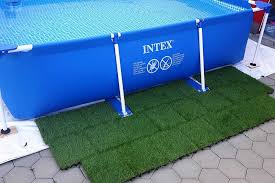 Pool Mit Rasenfliesen Zum Bequem Ein Und Aussteigen Rasenfliesen Als Klickfliesen Mit Kunstrasen Fur Innen Und Aussen U Holz Im Garten Garten Kaufen Garten