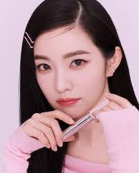 Lorraine Pantoja's Instagram, Twitter & Facebook