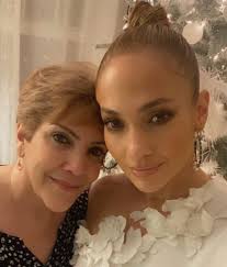 Jennifer lopez gave birth to her daughter emme and son max in february 2008. Jennifer Lopez Twins With Mom Guadalupe Rodriguez In Holiday Selfie