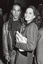 Anthony kiedis is a singer with the hugely successful alternative rock band red hot chili peppers, the other members being flea, john frusciante, and chad smith. Red Hot Chili Peppers Frontman Anthony Kiedis Anthony Kiedis Dating History