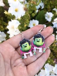 estilos harry mike wazowski pendientes por emmalineave pendientes colgantes de plata del microfono wazowski quirky earrings weird jewelry quirky jewelry