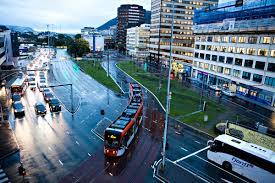 charlotte s lnyx light rail transit at a stop metroscenes com charlotte skyline city skyline and urban photogra in 2021 light rail charlotte skyline city skyline