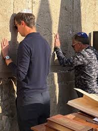 Watching Jared Kushner pray at the ...