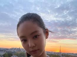 Instiz] Wow..Jennie's face is so small..