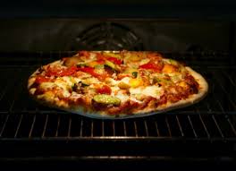 Incluso una persona como yo, que lo más complejo que elabora en la cocina es un café con leche, tenía en casa todo lo necesario para preparar la masa de la pizza: El Truco Para Conseguir Una Pizza De Masa Crujiente En El Horno De Casa Gastronomia Cadena Ser