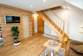 Desain interior rumah 2 lantai ini juga memanfaatkan material kayu dengan model desain minimalis modern yang tampak elegan dan mewah. Ferienhaus Holzer Egg Am Faaker See Harga Terkini 2021