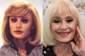 Così i telespettatori sono abituati a vedere raffaella carrà, che vanta alle spalle brani che oggi sono dei infatti nello scatto in questione che risale a un pò di tempo fa la carrà ha i capelli lunghi, sciolti. Raffaella Carra E Irriconoscibile Con I Capelli Legati E Senza Trucco Foto Capellistyle