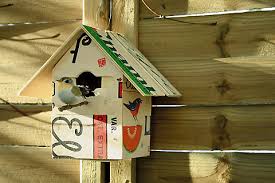 Les lignes suivantes désirent donner un portrait général des conditions à remplir pour attirer certaines espèces d'oiseaux sur notre propriété en y installant une cabane d'oiseaux (nichoir). Cabane Pour Les Oiseaux Esprit Cabane