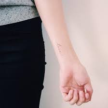 Với hình xăm đẹp cho nữ một bông hoa dại, một cánh bướm nhỏ xinh ở cổ tay hay một chú chim nhỏ, một hoa văn đơn giản thường được các bạn. Gá»£i Y Nhá»¯ng Hinh XÄƒm á»Ÿ Tay Ä'áº¹p Ma Khong Qua Háº§m Há»' Cho Phai Ná»¯