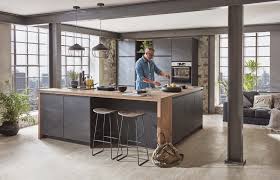 Kuche Im Industrie Look Kuche Interiordesign Beton Holz Thiex Kuche Beton Kuche Betonoptik Kuchen Design