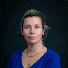 Fier de mon épouse qui a su se remettre en question et reprendre ses études  à 40 ans avec une belle récompense à la clé. Un bel exemple pour nos  enfants. Félicitations